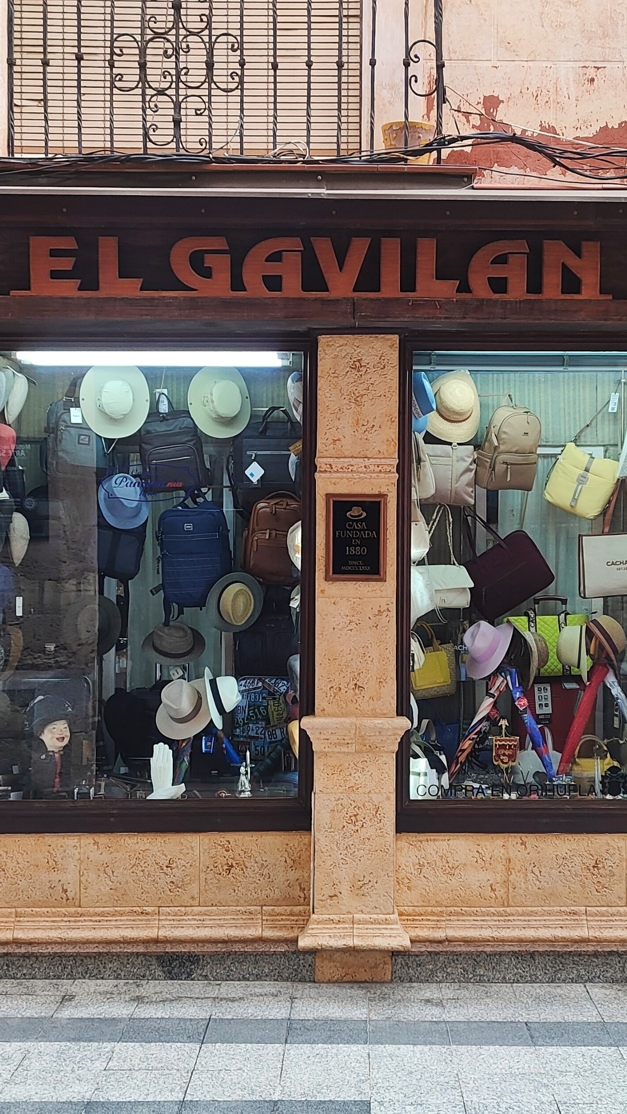 El Gavilán traditional storefront in Alicante, showcasing hats, bags, and accessories