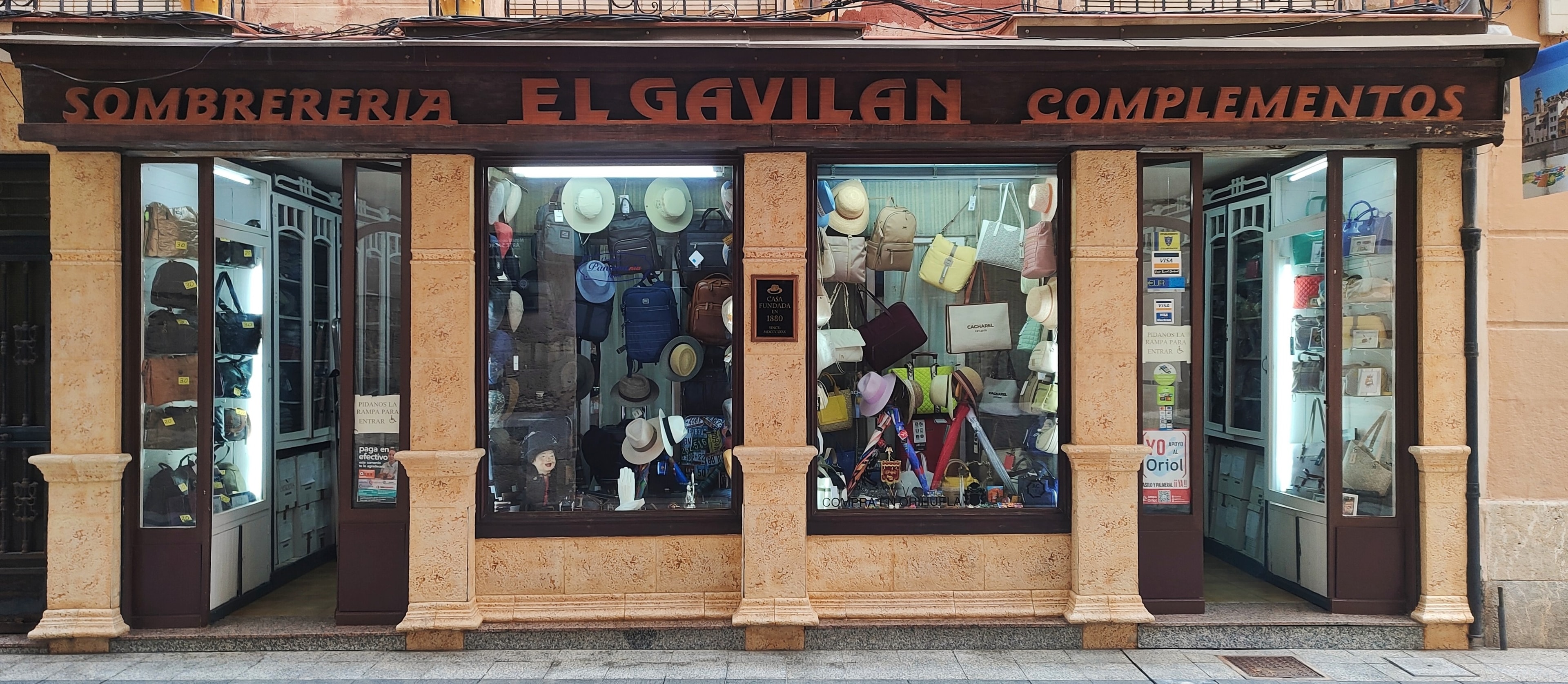 El Gavilán traditional storefront in Alicante, showcasing hats, bags, and accessories